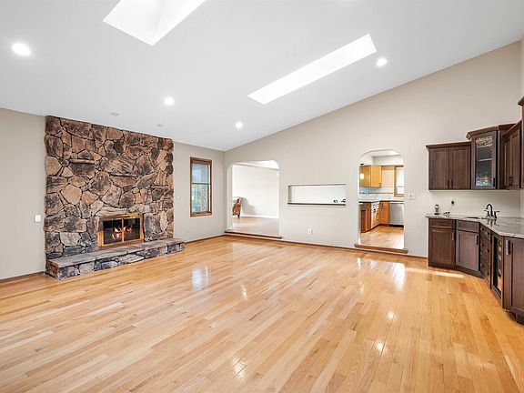 3rd image of 41397 Clairpointe St
