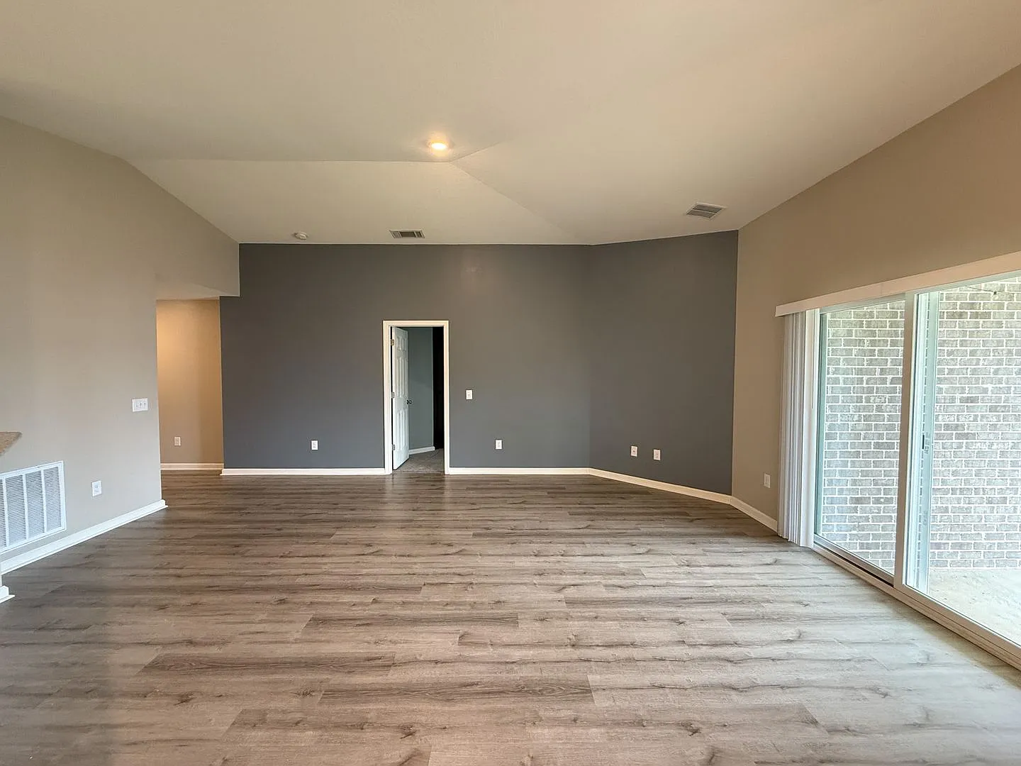 Beautiful 3 Bedroom 2 Bath Brick Craftsman Home Available For Rent! Power Included! — Photo 3