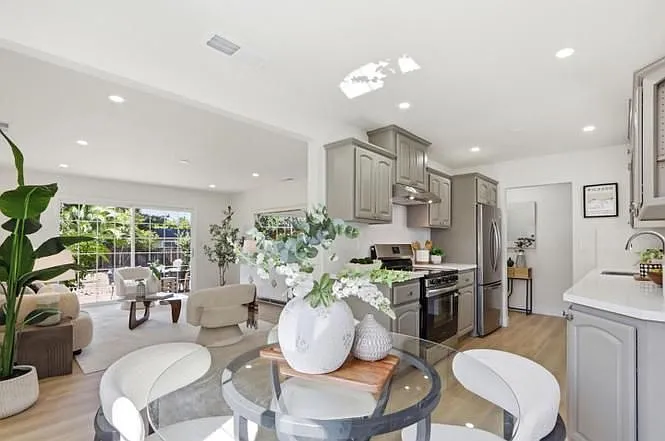 1091 W Latimer Ave — Photo 8