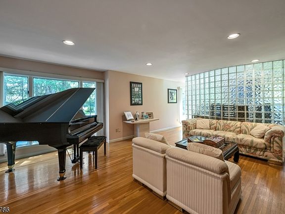4th image of 59 Deerfield Ln