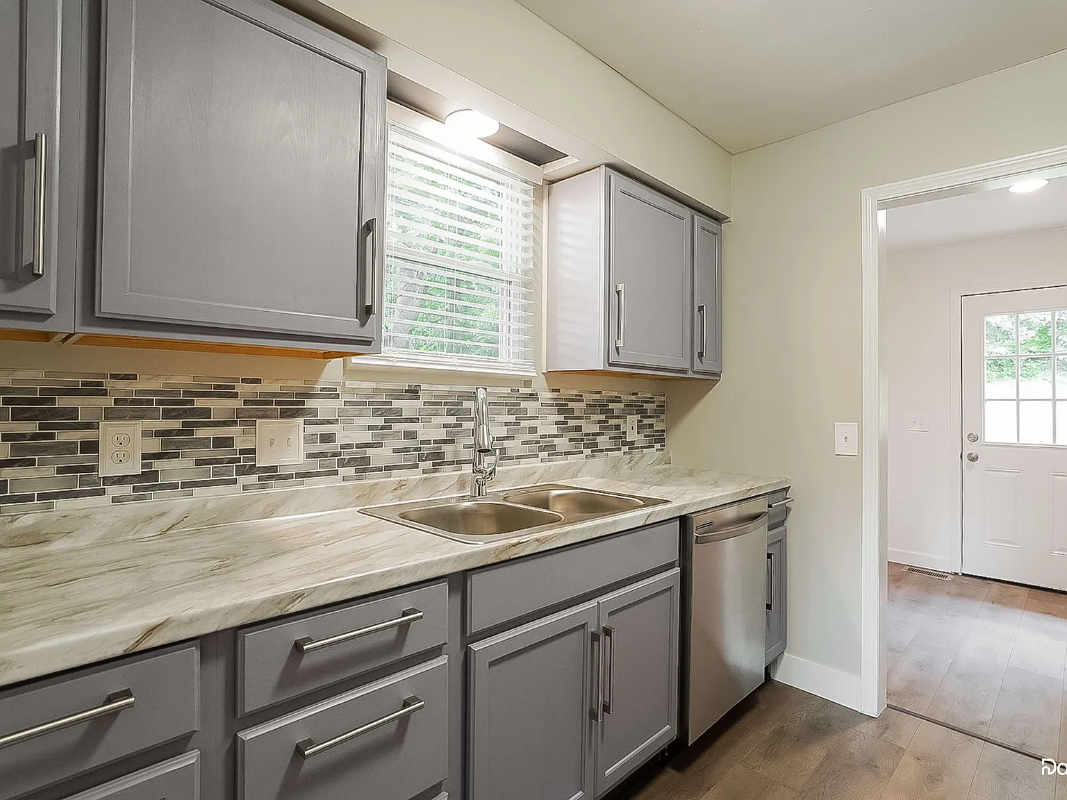 3 bed, 2.0 bath, 1305 sqft, $1,950 — Photo 3