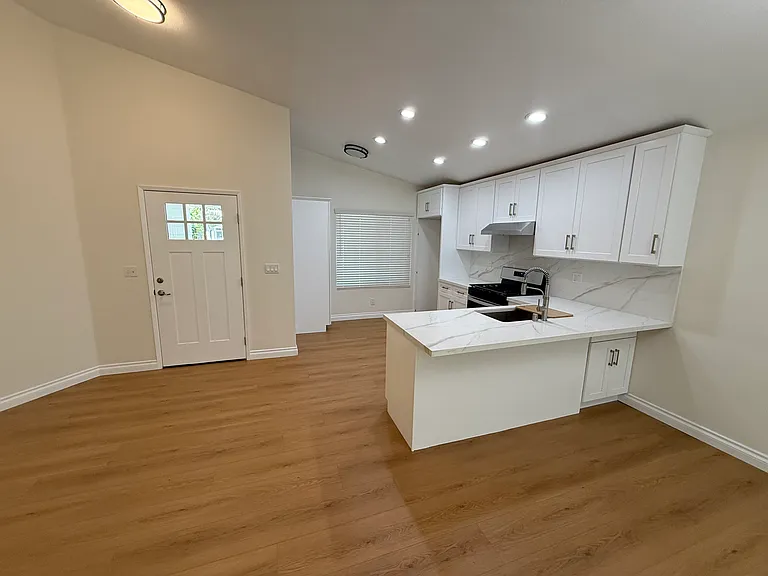 2686 Beverly Ave — Photo 4