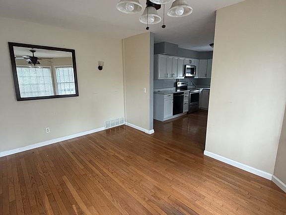 5th image of 421 W Lawrence Ave