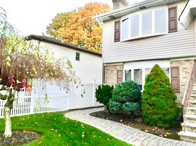 34 Willow Wood Ct, East Rutherford, NJ