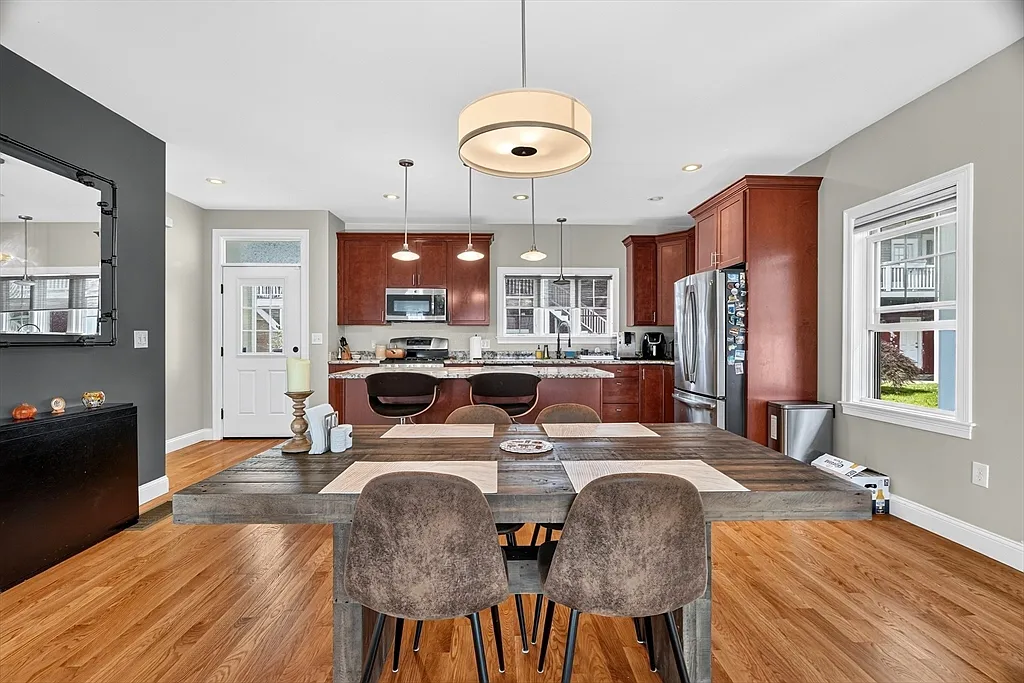 3 bed, 2.5 bath, 2319 sqft, $6,800 — Photo 4