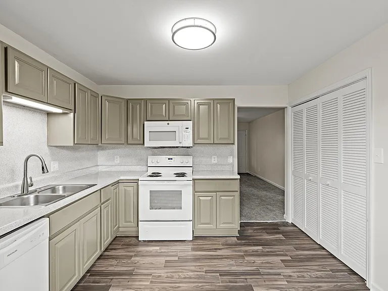 Park Towne Apartments — Photo 8