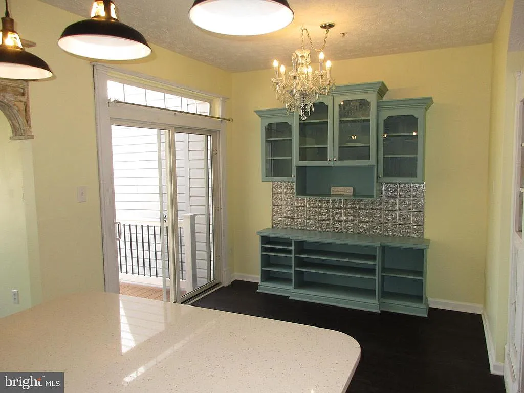 3 bed, 3.5 bath, 1876 sqft, $2,500 — Photo 4
