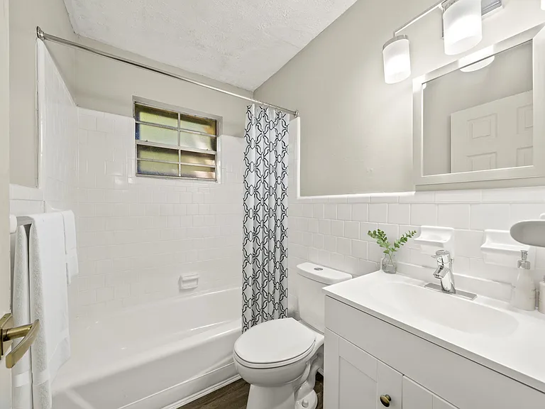 Woodland Falls Apartments — Photo 9