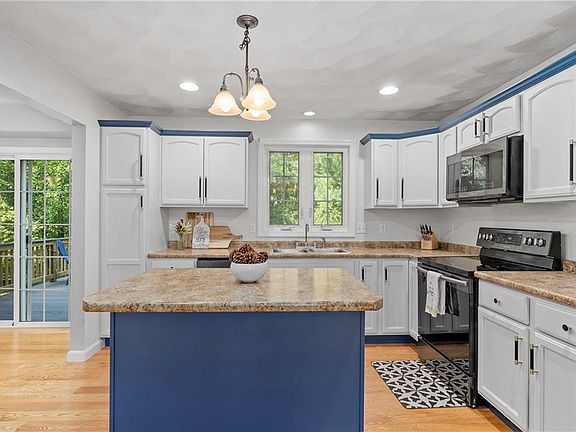 3rd image of 26 Vermont Ave