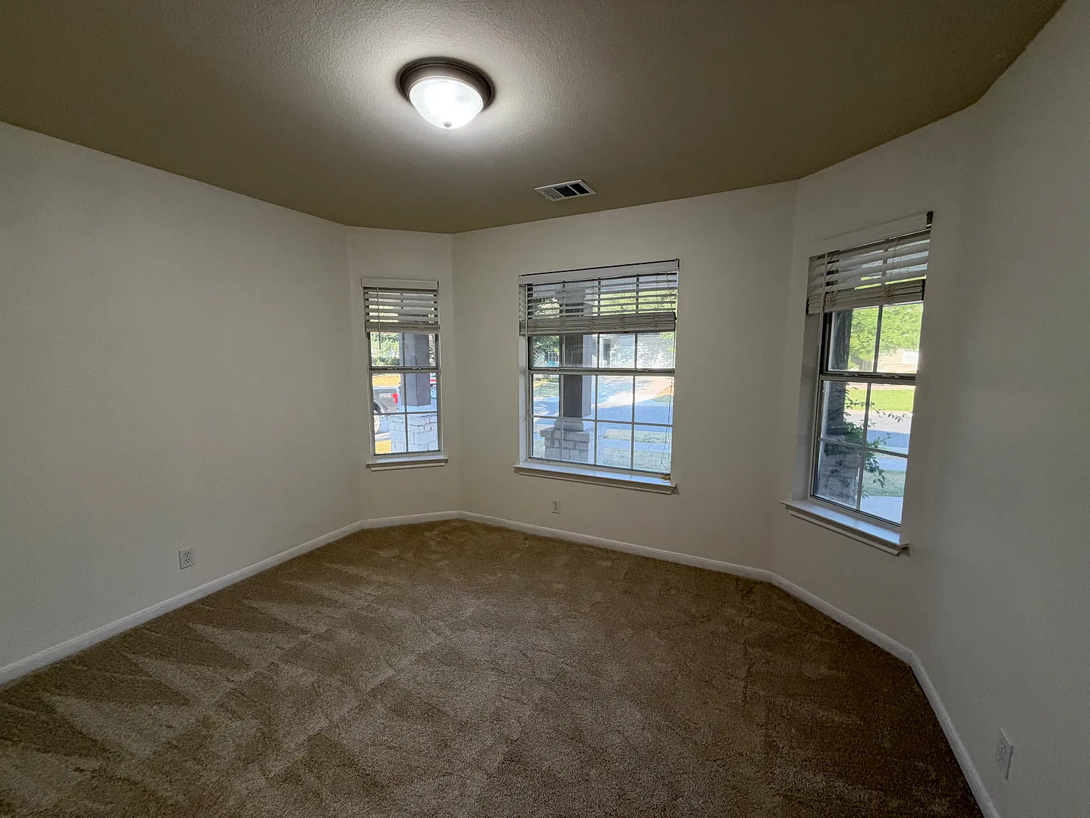 3 bed, 2214 sqft, $2,200 — Photo 4