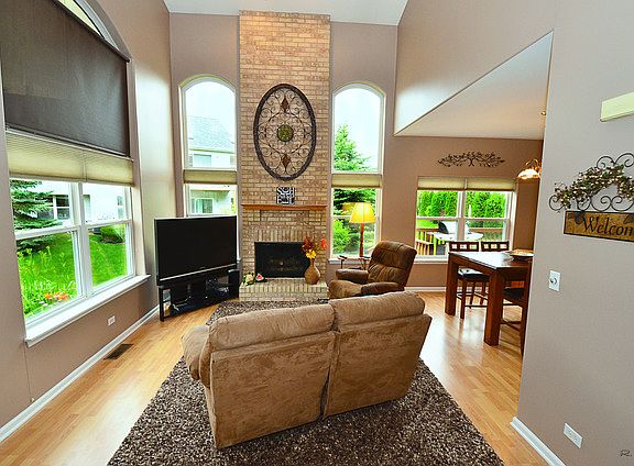 3rd image of 9244 Waverly Ct