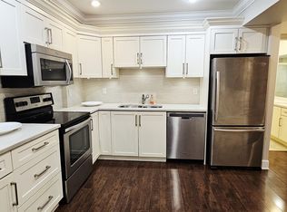 888 Canyon Blvd, North Vancouver, BC V7R 2J6