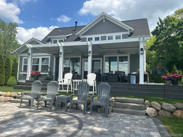 9830 Zukey Dr, Pinckney, MI 48169