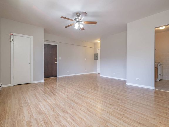 3rd image of 5511 N Kenmore Ave APT 404