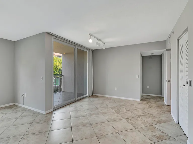 116 Villa Cir #116 — Photo 8
