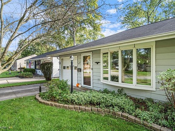 4th image of 379 Adrian Dr