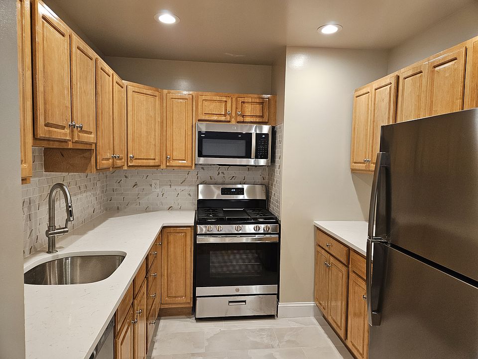 1st image of 613 4th St APT 305