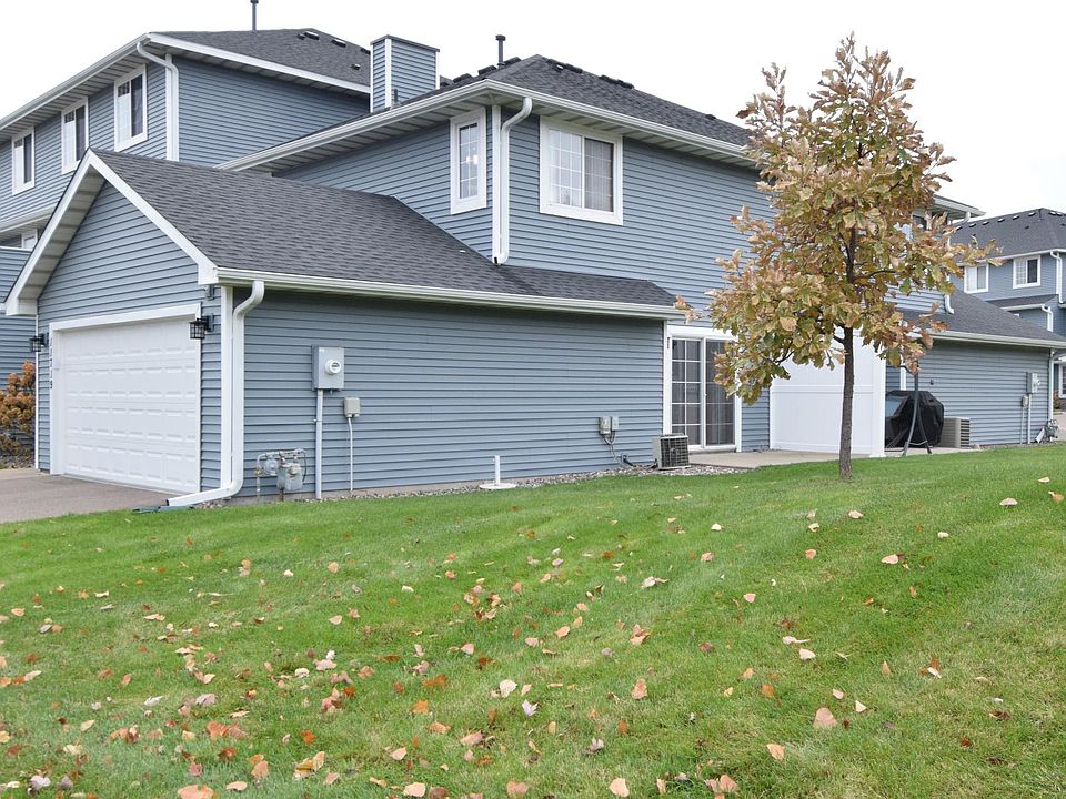 Fantastic side yard - perfect for pets are play area!