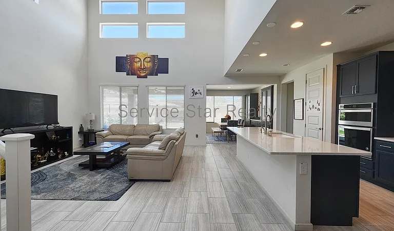 3407 E Louise Dr — Photo 2