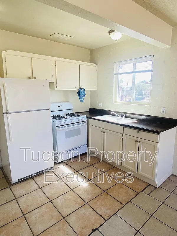 1 bed, 1.0 bath, 450 sqft, $700 — Photo 2