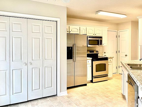 5th image of 113 Riverrun Dr