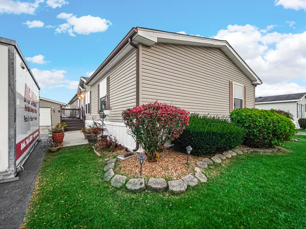 9 Swallow Ln, Beecher, IL 60401