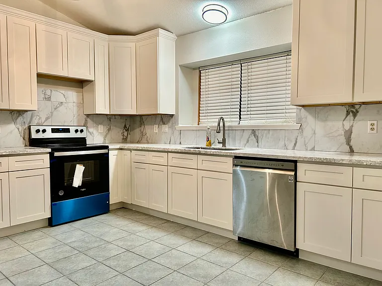 1028 Kingsway Dr W — Photo 6