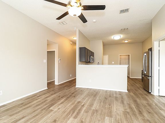 4th image of 1024 Stockton Dr