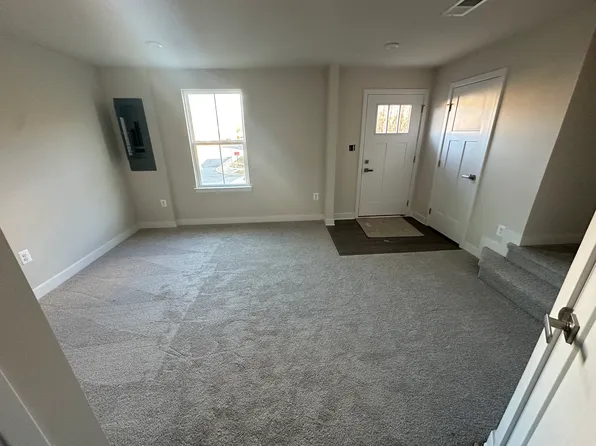 8421 Hamlin St, Lanham, MD 20706