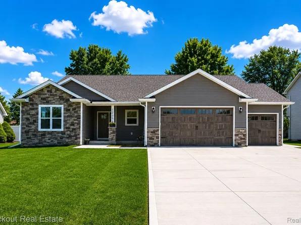 12095 Country Run Dr, Birch Run, MI 48415