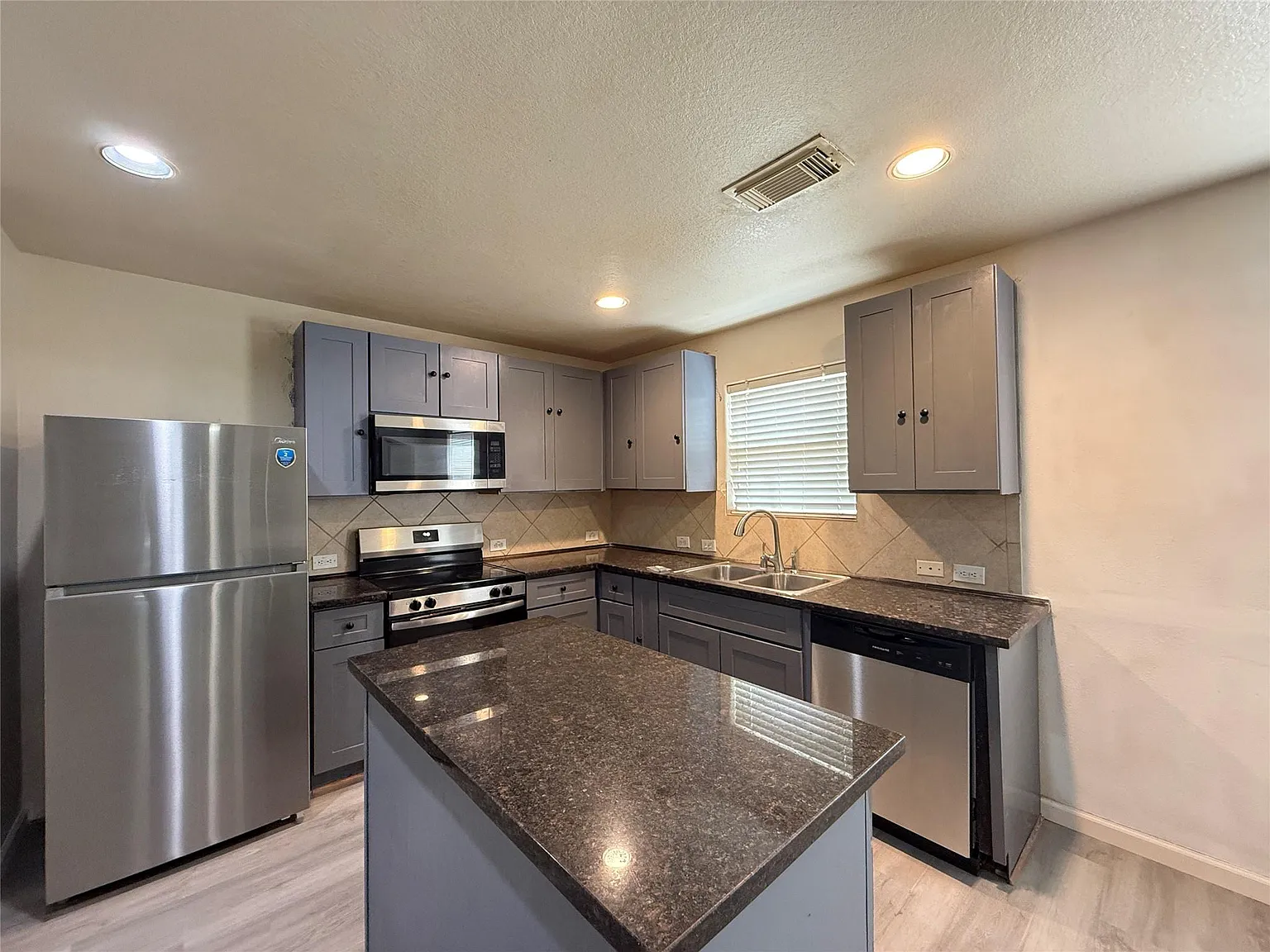 4 bed, 2.5 bath, 2265 sqft, $2,200 — Photo 4