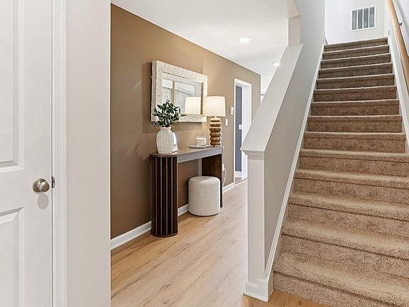 4th image of 115 Essex Dr