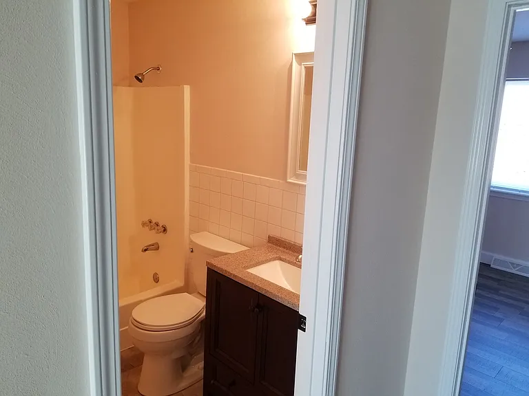405 Collinsville Rd — Photo 10