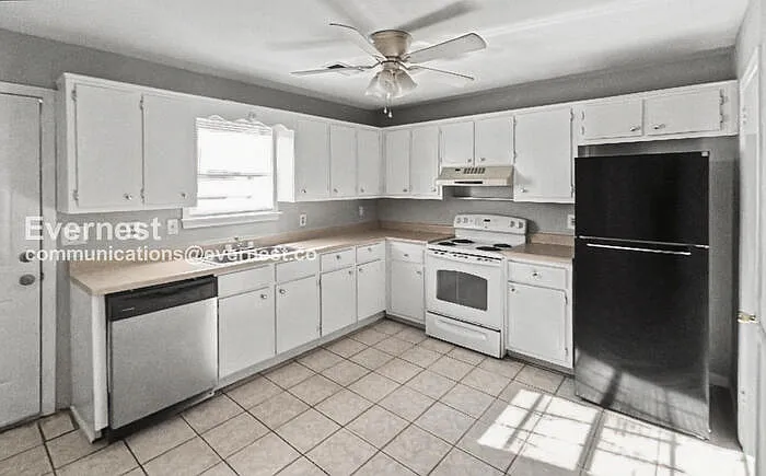 2463 Hampstead Dr — Photo 2