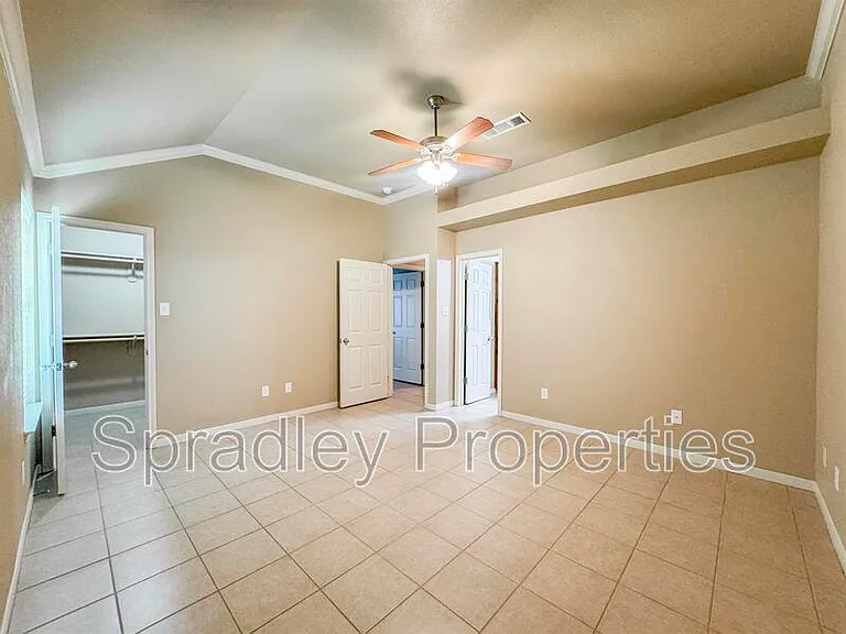 715B E Ridge Blvd — Photo 10
