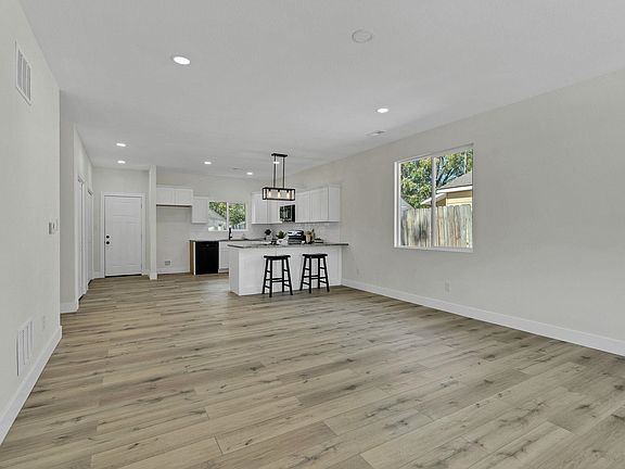 4th image of 2331 N Jackson Ave