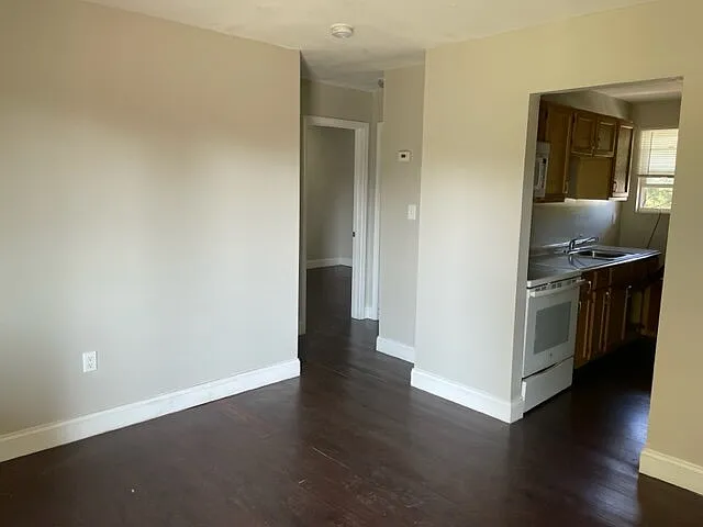 1043 College St #11 — Photo 4