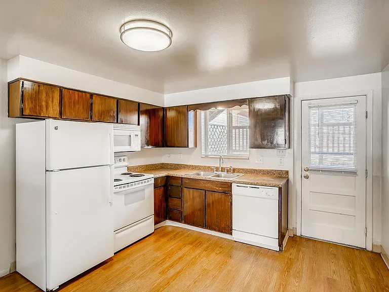 290 S Hoyt St — Photo 4
