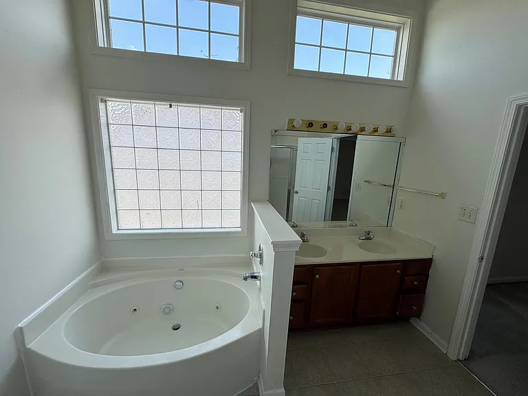504 Thames Cir — Photo 23