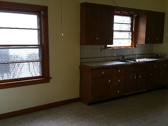 2nd image of 33 N Linden Ave