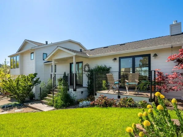 825 March Avenue, Healdsburg, CA 95448