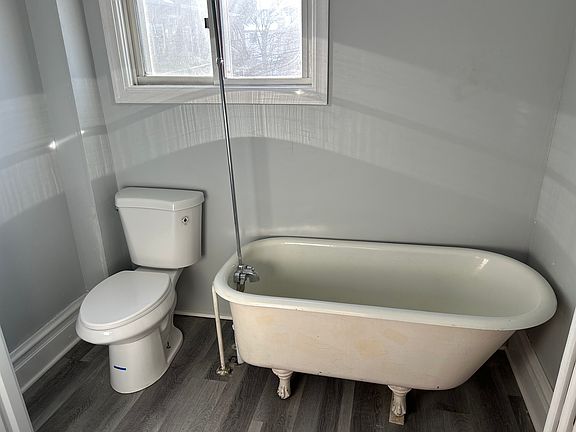 3rd image of 618 Oak St