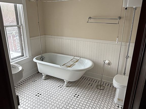 5th image of 513 SE 2nd St APT D