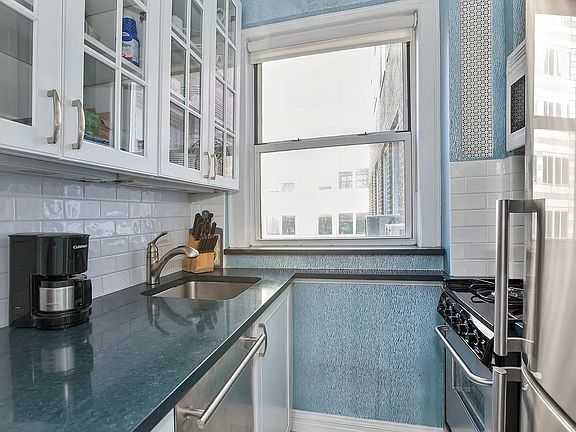 5th image of 333 E 43rd St APT 911