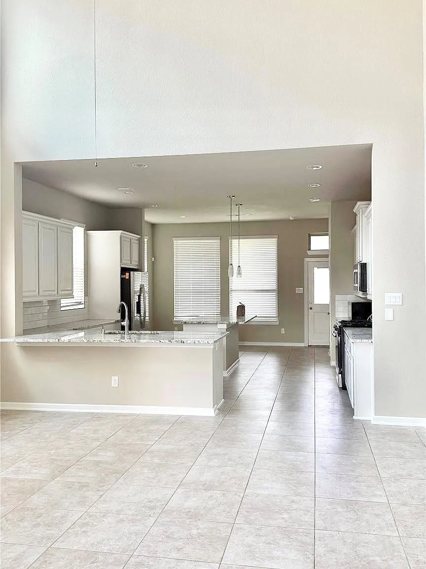 4 bed, 3.0 bath, 2910 sqft, $3,200 — Photo 4