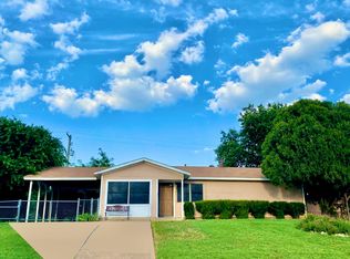1037 Tuskegee St, Grand Prairie, TX 75051