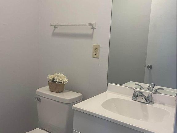 4th image of 408 Bainbridge Ct APT 25