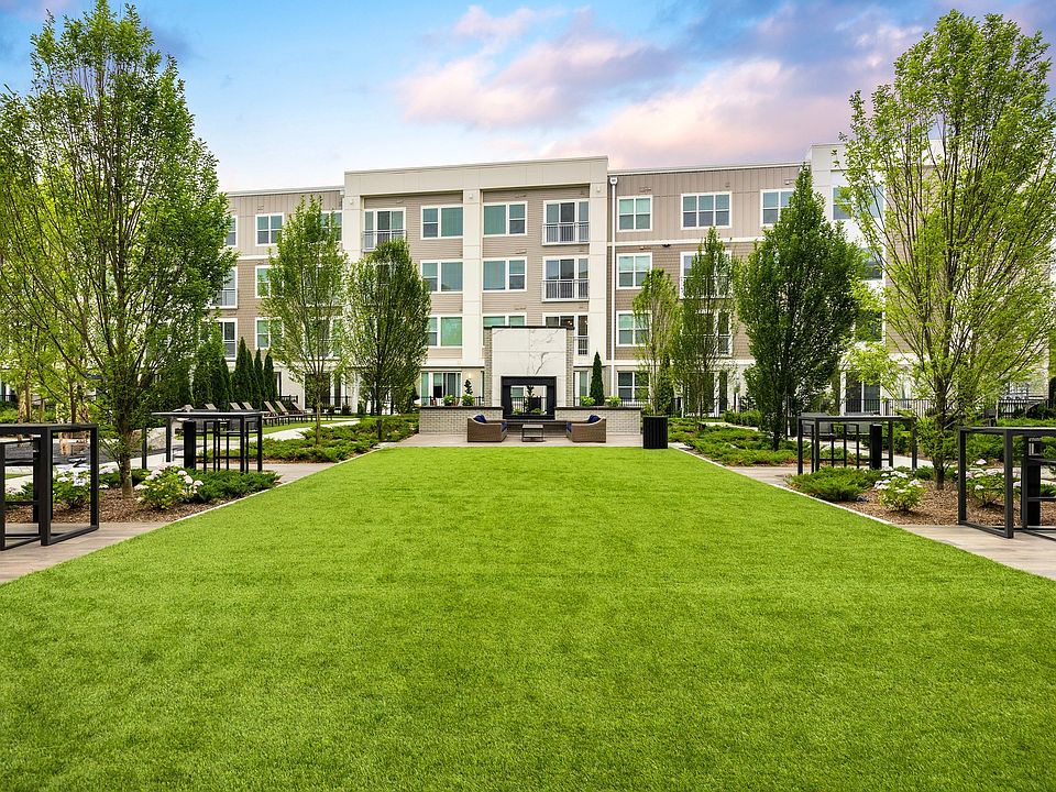 Great lawn, offering multiple coworking tables and high-speed Wi-Fi