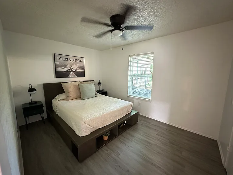 807-809 W Broadus St #807 — Photo 3