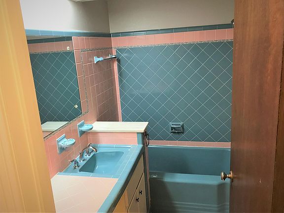 Enjoy a great retro bathroom